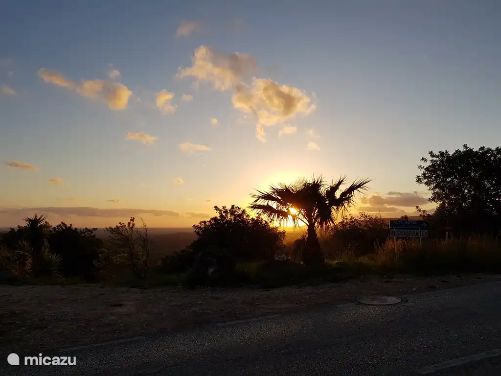 A l'Alte Hotel où vous pourrez vous restaurer et vous baigner et jouer au tennis à 1,5 km de chez vous