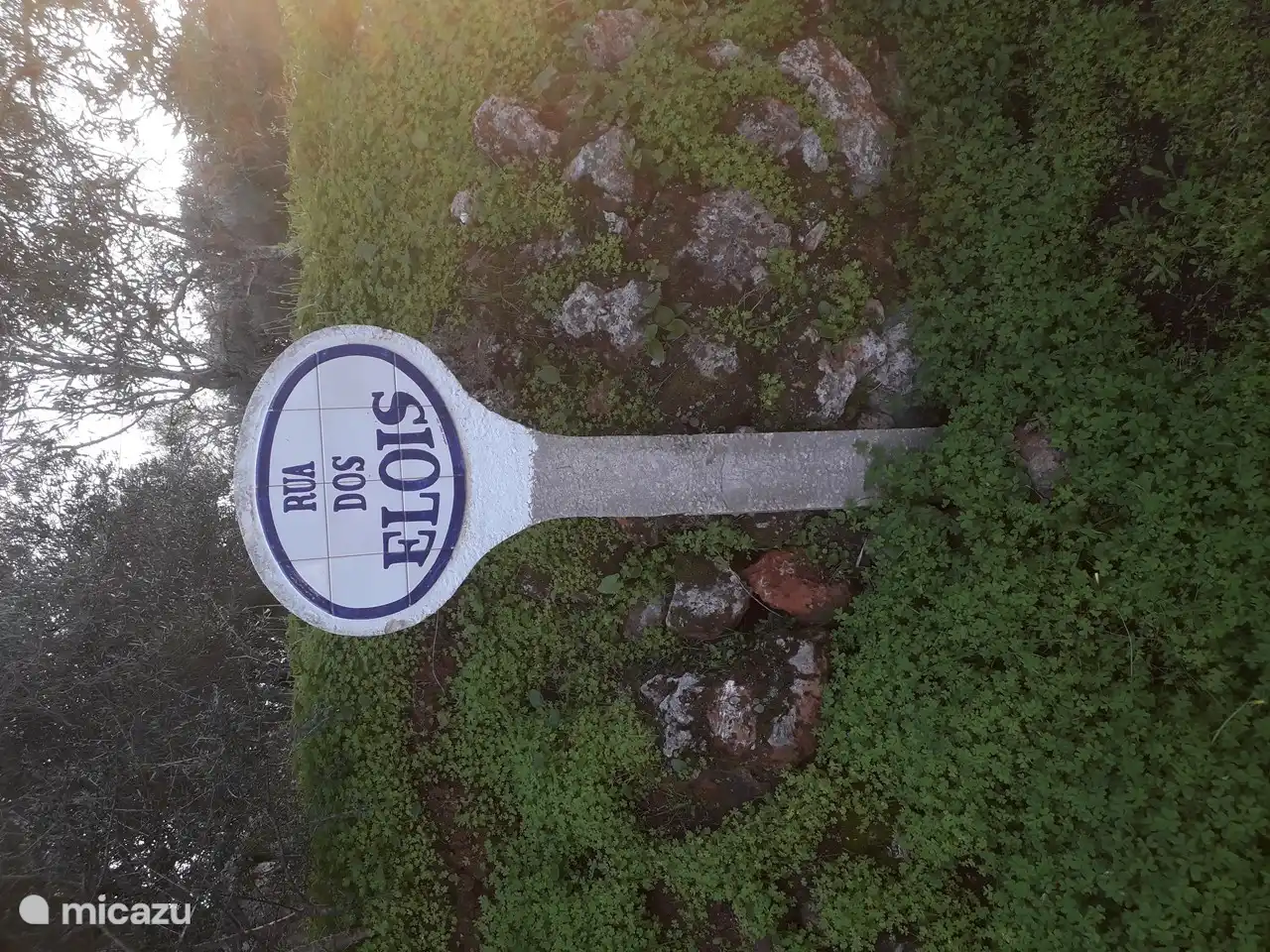 A l'intersection, voir photo suivante, ce panneau est sur la gauche de la route