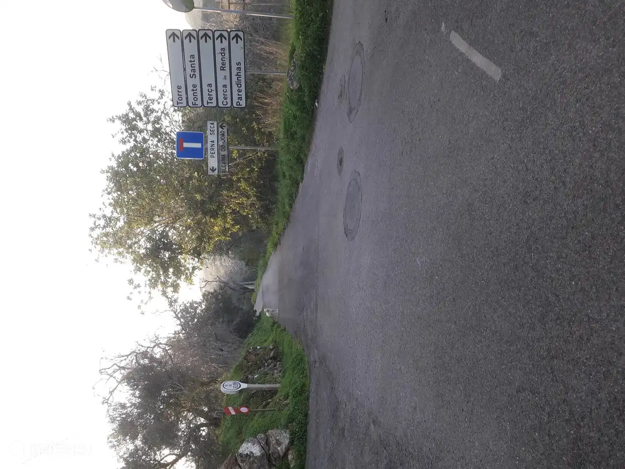 Engagez cette route après 80 mètres, la maison est sur la droite, vous pouvez prendre la voiture 
Garez-vous sur le côté droit du gravier ou derrière la clôture. 