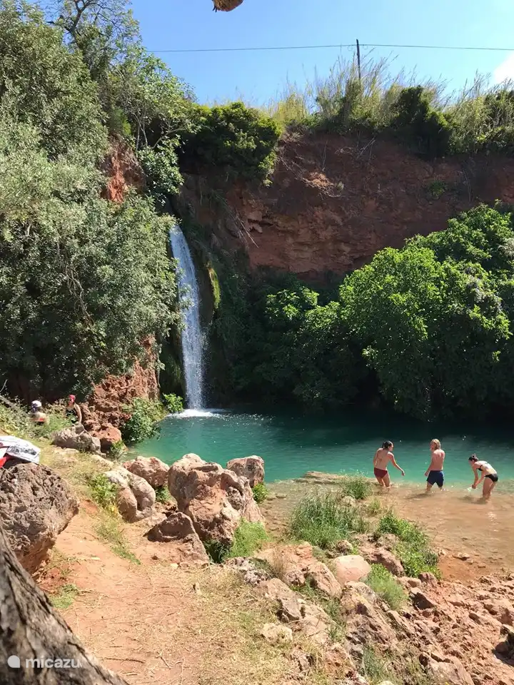agréable et frais, la cascade se trouve derrière le chemin en béton du cimetière. Après environ 30 m, il y a un chemin de chèvre sur la gauche.