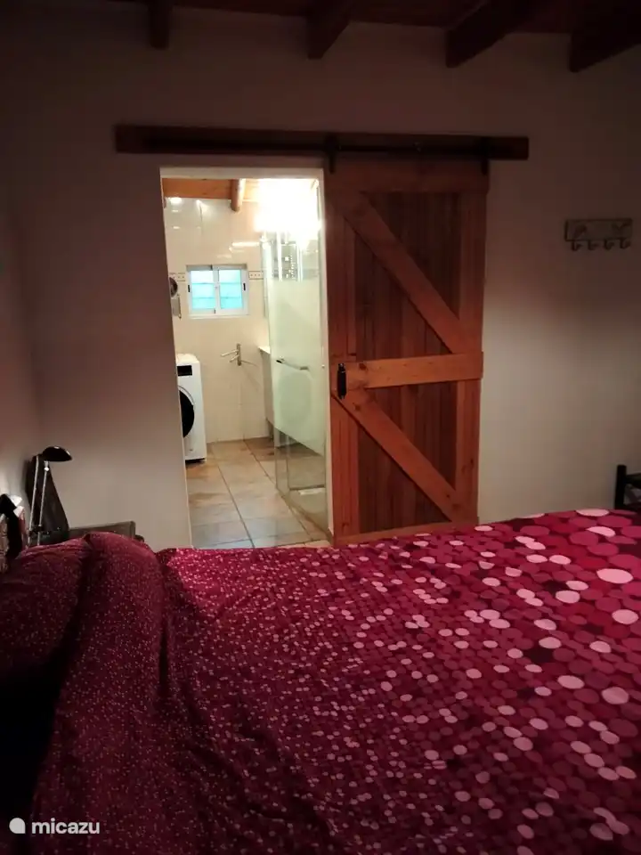 Salle de bain avec machine à laver neuve