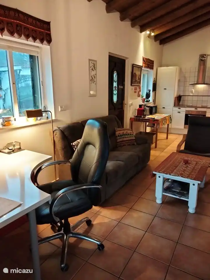 Un lieu de travail agréable pour les travailleurs à domicile. Maintenant avec la fibre optique rapide. et bon wifi aussi à l'extérieur