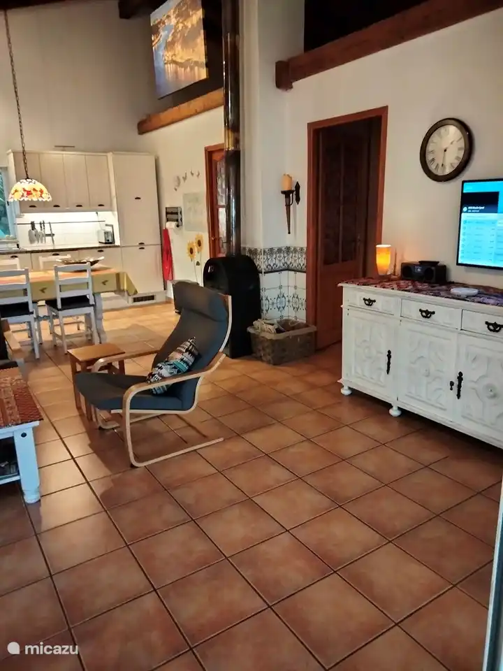 Le séjour avec cuisine ouverte et le poêle à bois au milieu. Il y a aussi un climatiseur qui peut bien fonctionner comme chauffage en hiver.