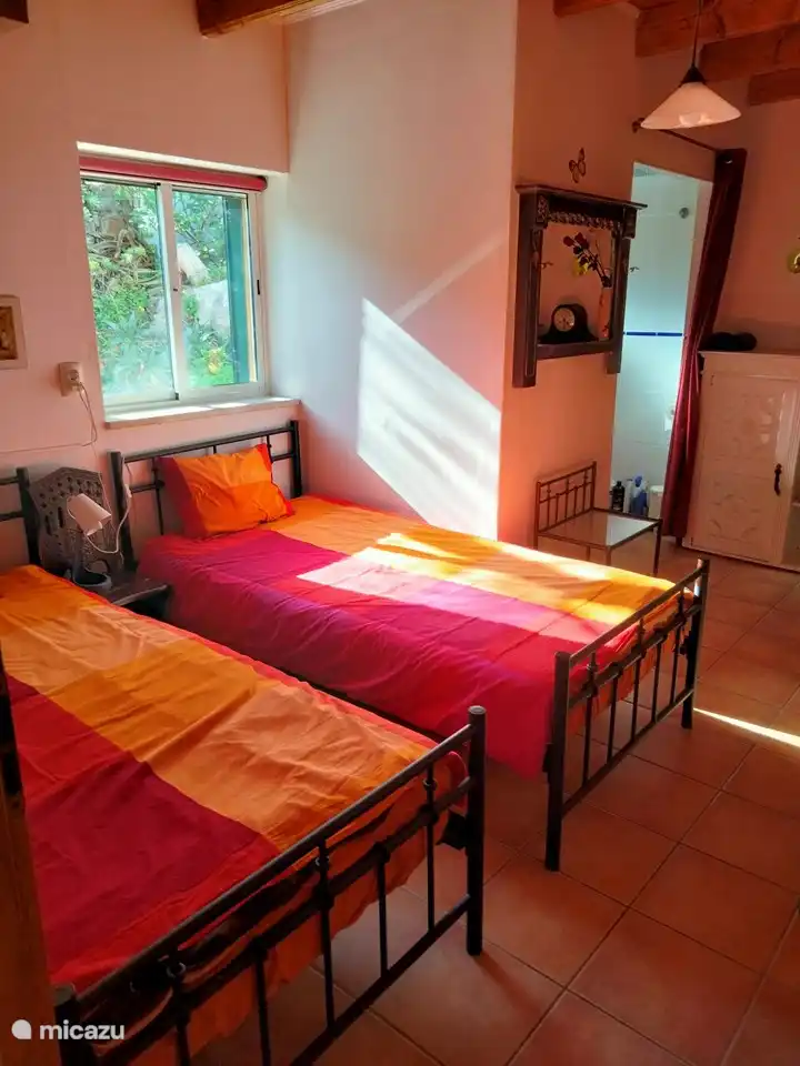 2ème chambre avec wc privatif lavabo et douche.