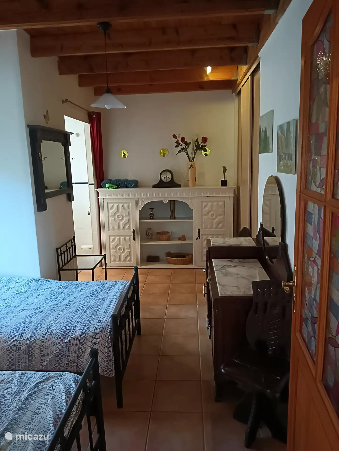 Chambre avec deux lits simples.