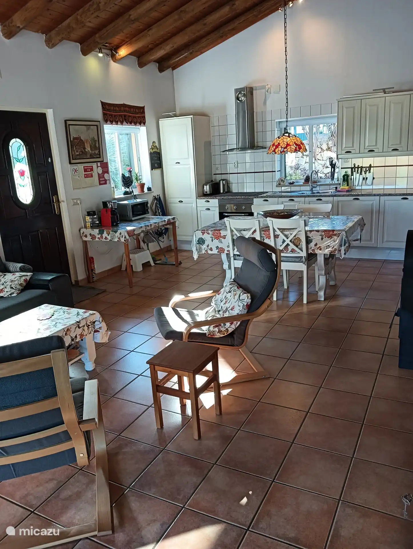 Vue d’ensemble de la chambre spacieuse 