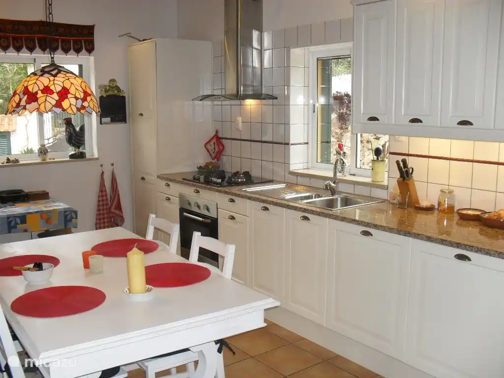 Cuisine bien équipée avec lave-vaisselle.