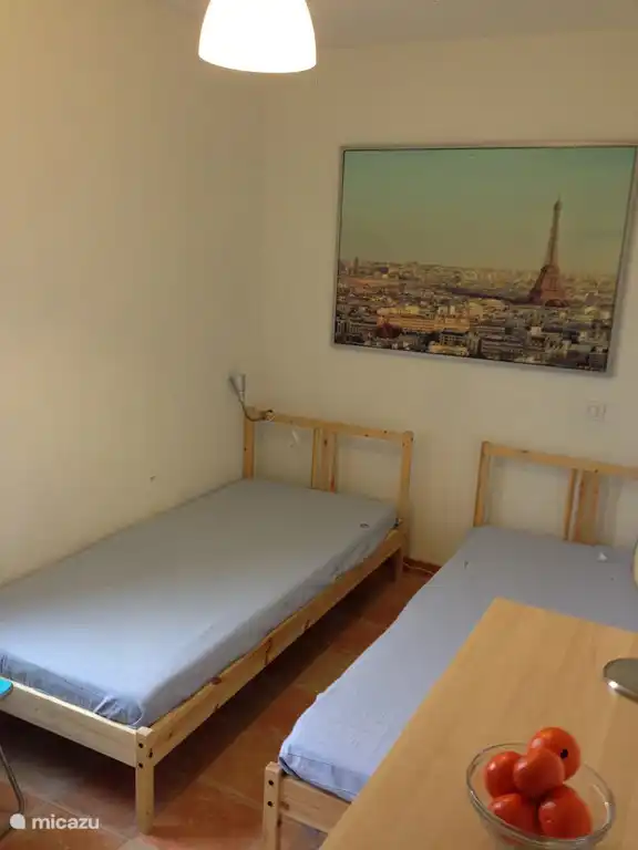 Schlafzimmer mit Kleiderschrank und Kommode