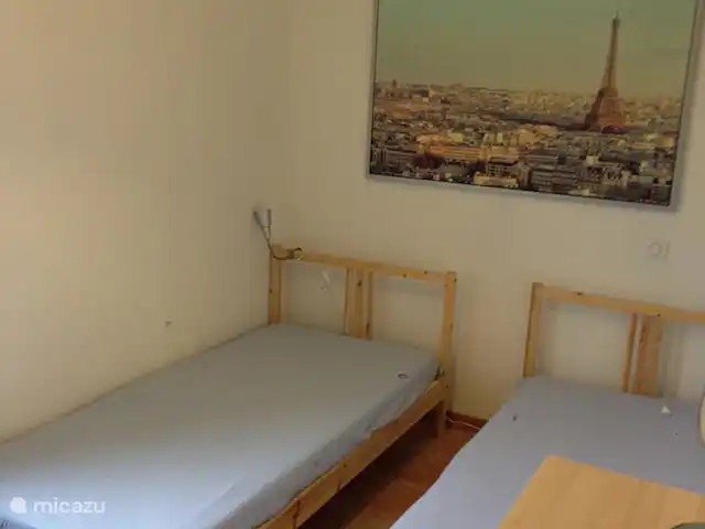 Wandelen, Frankrijk, Drôme, Mirabel-aux-Baronnies, vakantiehuis Les Saffres,  villa met zwembad slaapkamer met hangkast en ladekast