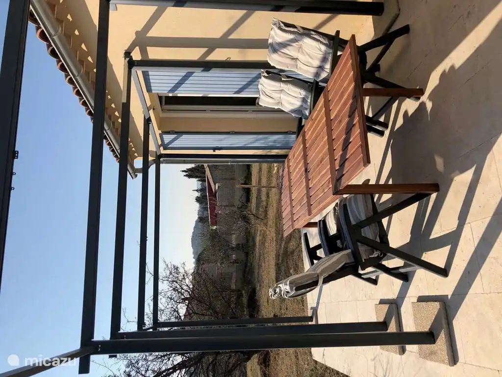 terras, in de zomer voorzien van zonnedoek 