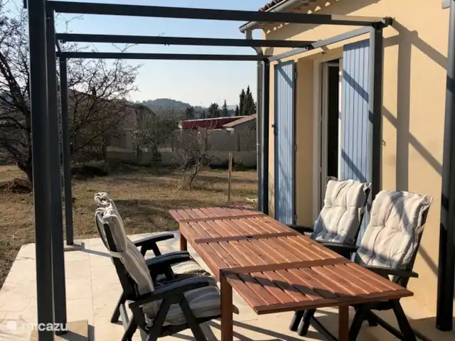 Wandelen, Frankrijk, Drôme, Mirabel-aux-Baronnies, vakantiehuis Les Saffres,  villa met zwembad terras, in de zomer voorzien van zonnedoek