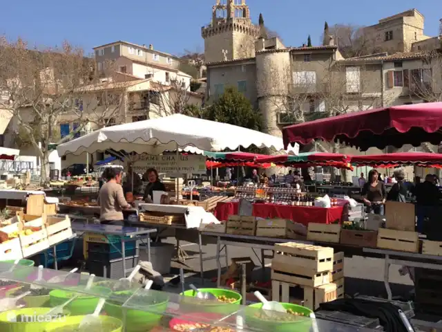 Wandelen, Frankrijk, Drôme, Mirabel-aux-Baronnies, vakantiehuis Les Saffres,  villa met zwembad wekelijkse markt in Nyons