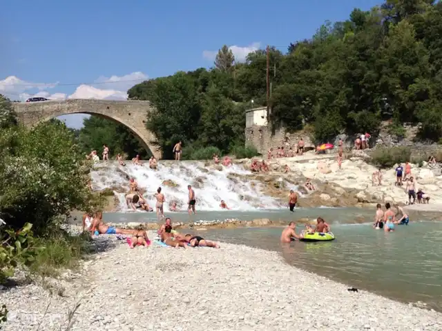 Wandelen, Frankrijk, Drôme, Mirabel-aux-Baronnies, vakantiehuis Les Saffres,  villa met zwembad waterval bij Entrechaux (20 minuten)