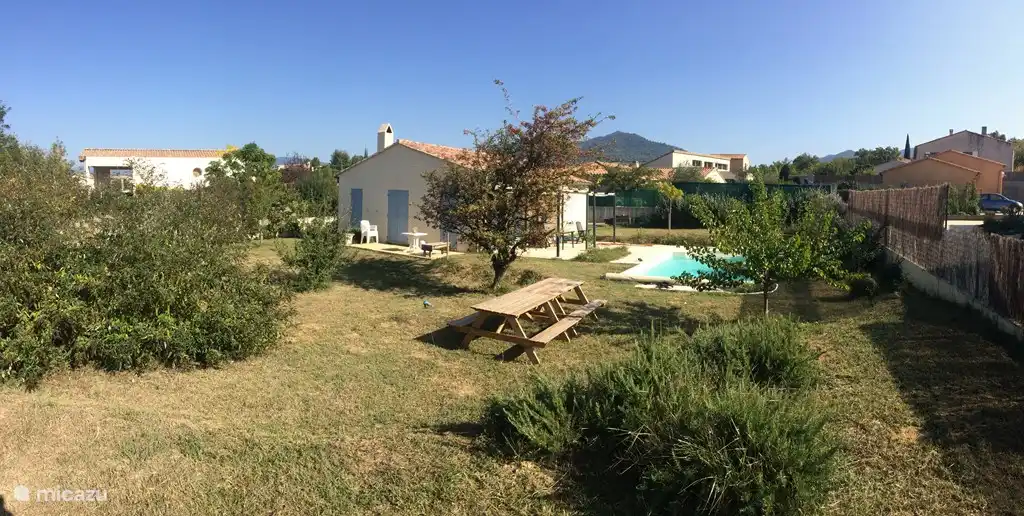 westzijde vanuit de tuin gezien