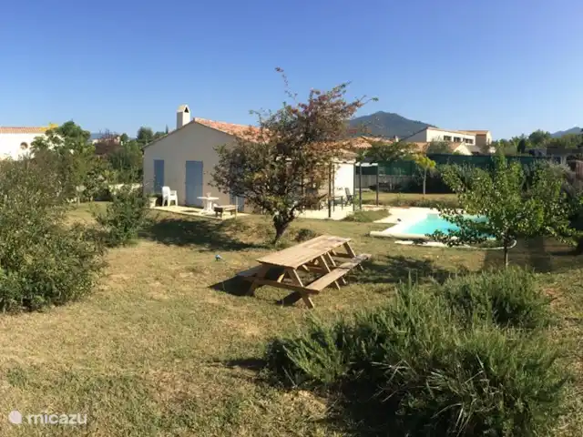 Wandelen, Frankrijk, Drôme, Mirabel-aux-Baronnies, vakantiehuis Les Saffres,  villa met zwembad westzijde vanuit de tuin gezien