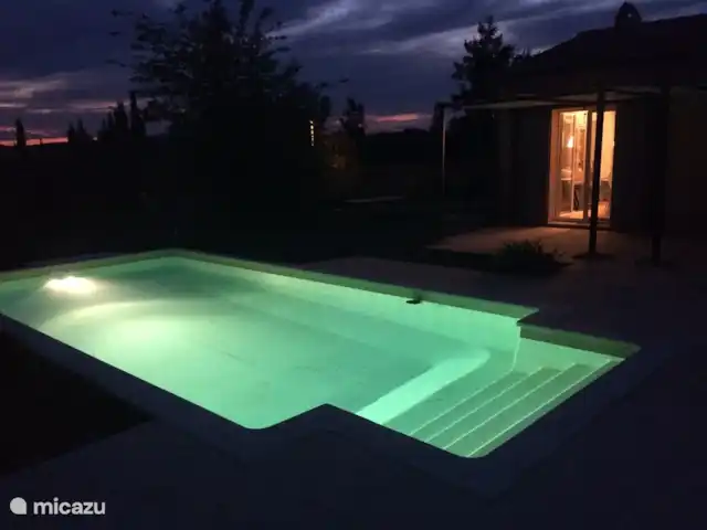 Wandelen, Frankrijk, Drôme, Mirabel-aux-Baronnies, vakantiehuis Les Saffres,  villa met zwembad zwembad bij nacht 3,5 x 7 x 1.40 m