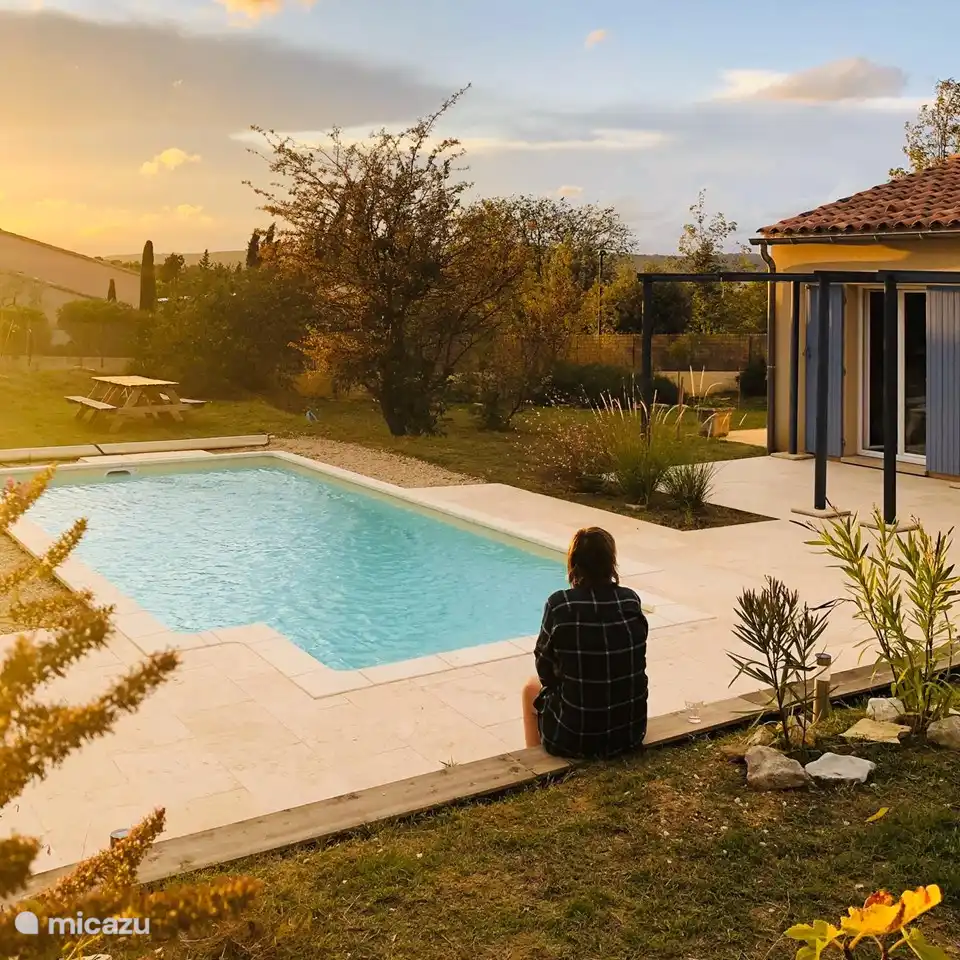 zithoek bij het zwembad in de herfst 