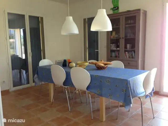 Wandelen, Frankrijk, Drôme, Mirabel-aux-Baronnies, vakantiehuis Les Saffres,  villa met zwembad eetkamer