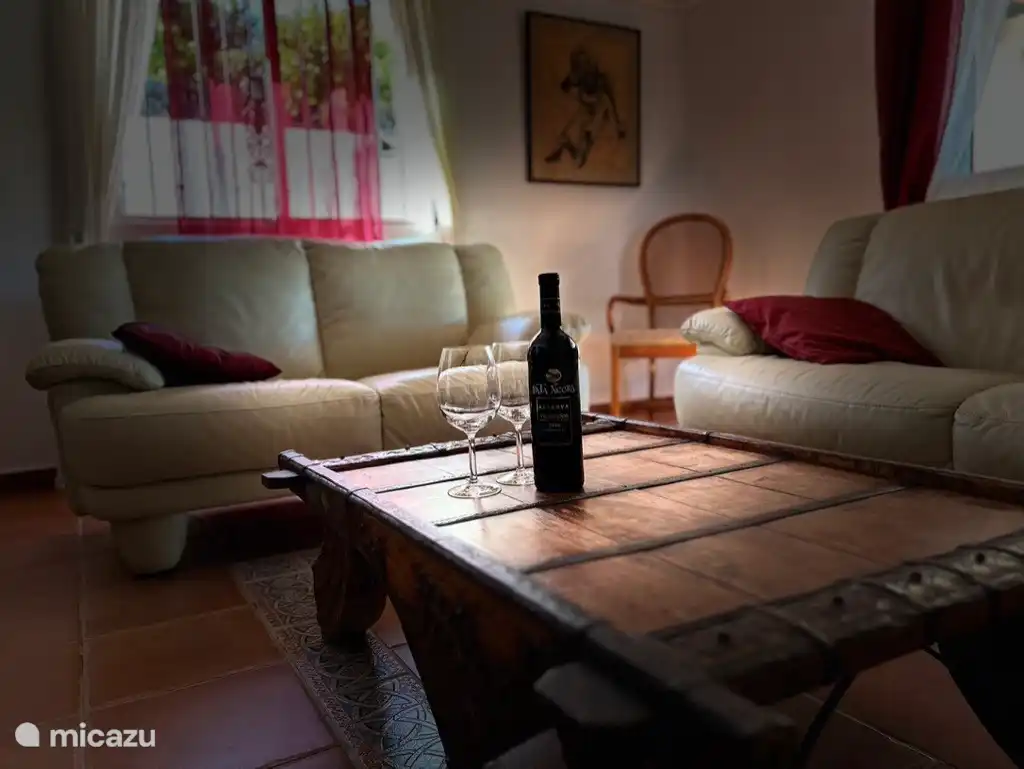 Gemütliches Wohnzimmer im typisch spanischen Stil mit Zentralheizung, Holzkassette und Klimaanlage. 