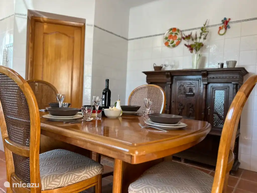 Gemütliche, geräumige Küche mit Blick auf den Garten und den Pool. Direkter Zugang zur Terrasse. 