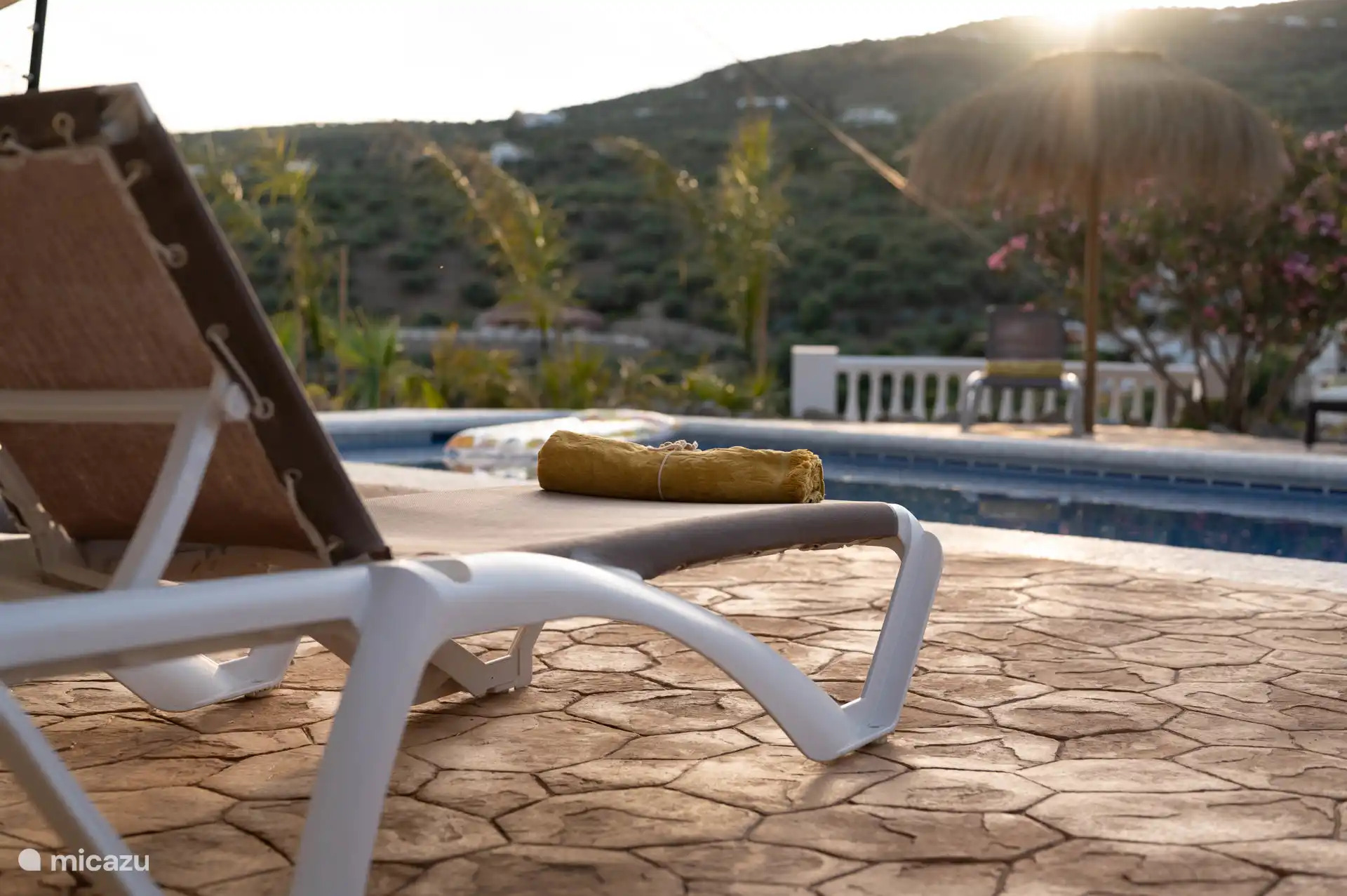 Die entspannenden und bequemen Sonnenliegen schenken Ihnen Ruhe und Frieden mit Blick auf das Axarquía-Tal und das Schwimmbad. 