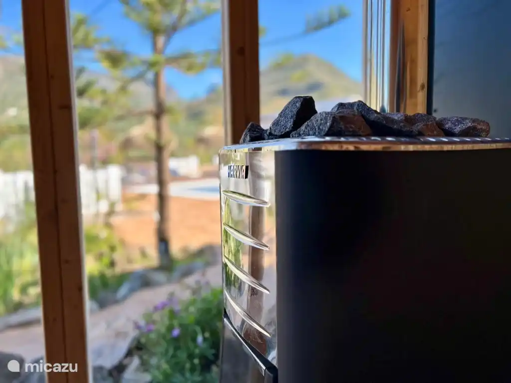 Blick auf das Schwimmbad von der holzbefeuerten Panoramasauna. 