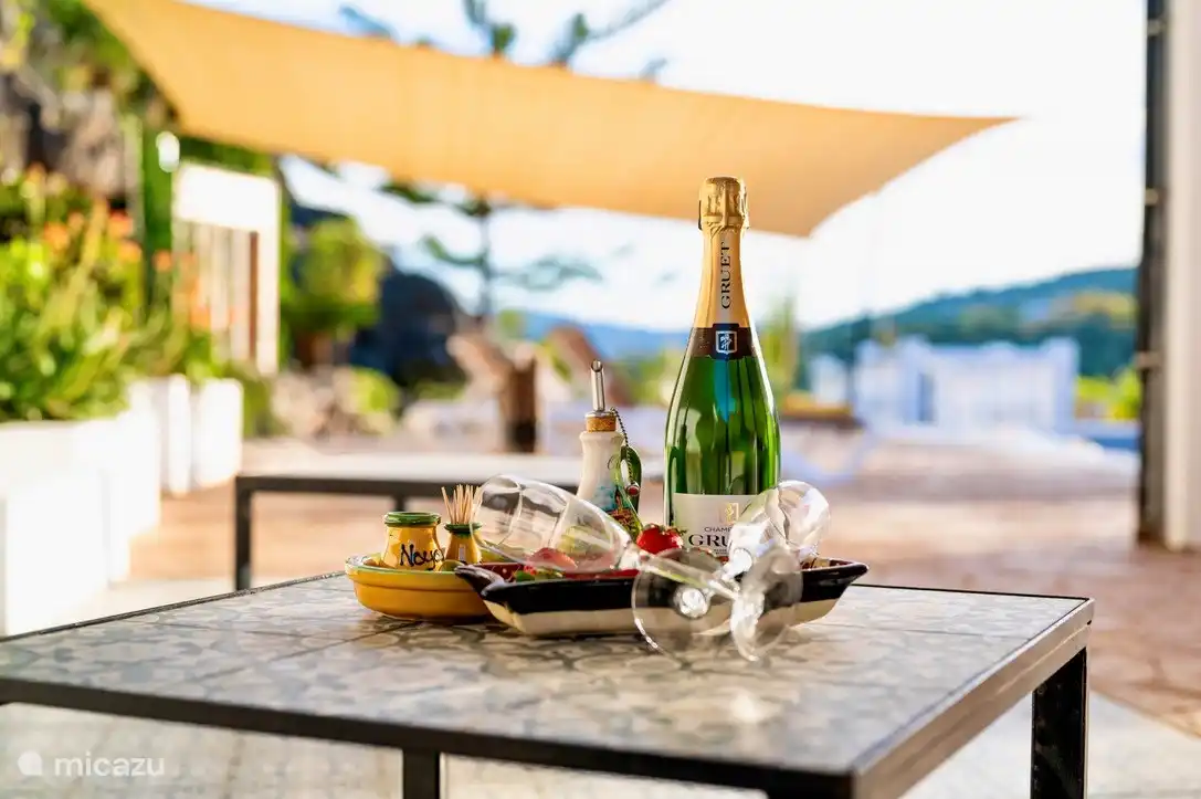 In der Lounge-Ecke ist es schön, mit einer schönen gekühlten Flasche Champagner und ein paar Erdbeeren zu verweilen. 