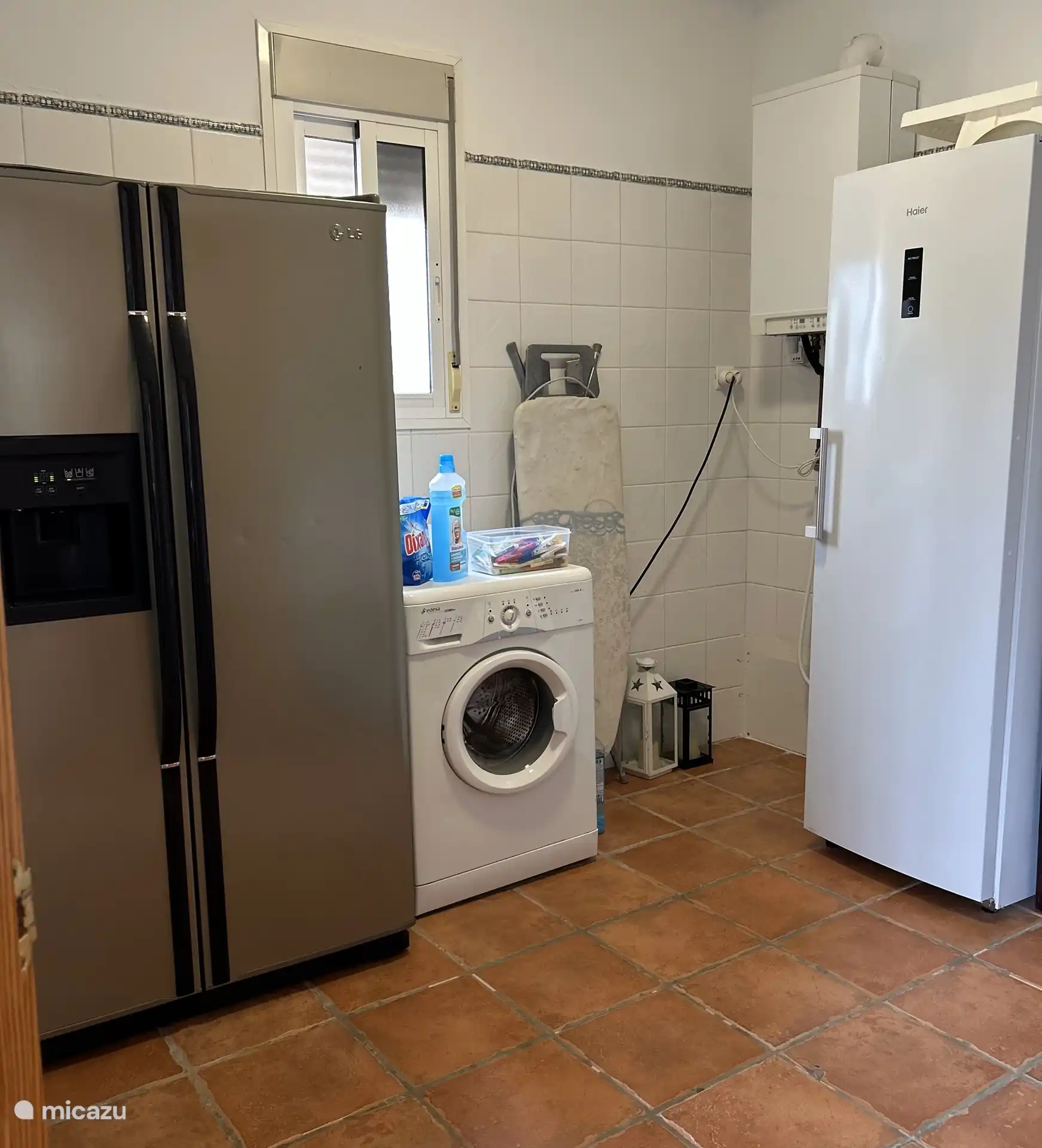 Waschküche mit allen Versorgungseinrichtungen für Wäscherei, Kühlschrank, Gefrierschrank und Zentralheizungskessel. 