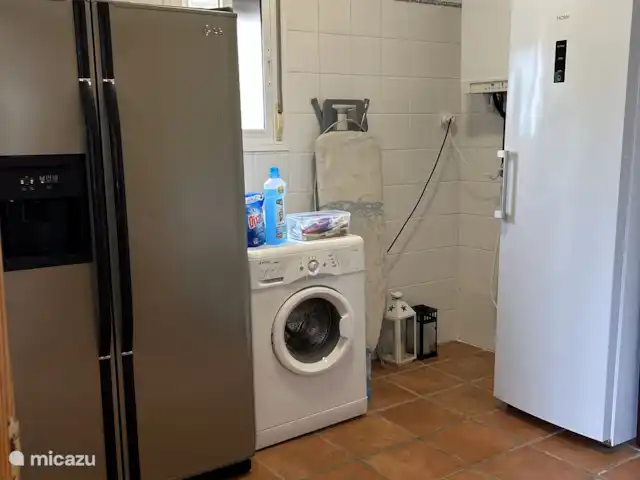 Casa La Roca - Retraites à Buena Vista | Espagne, Andalousie, Alcaucin - villa Buanderie avec tous les utilitaires pour la blanchisserie, le réfrigérateur, le congélateur et la chaudière de chauffage central.