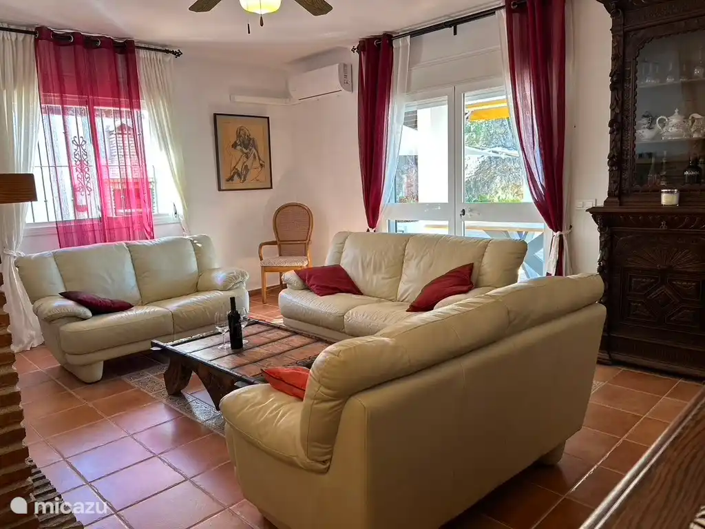 Gemütliches Wohnzimmer im typisch spanischen Stil mit Zentralheizung, Holzkassette und Klimaanlage. 