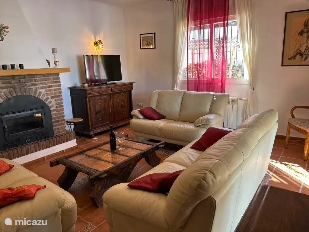 Gemütliches Wohnzimmer im typisch spanischen Stil mit Zentralheizung, Holzkassette und Klimaanlage. 