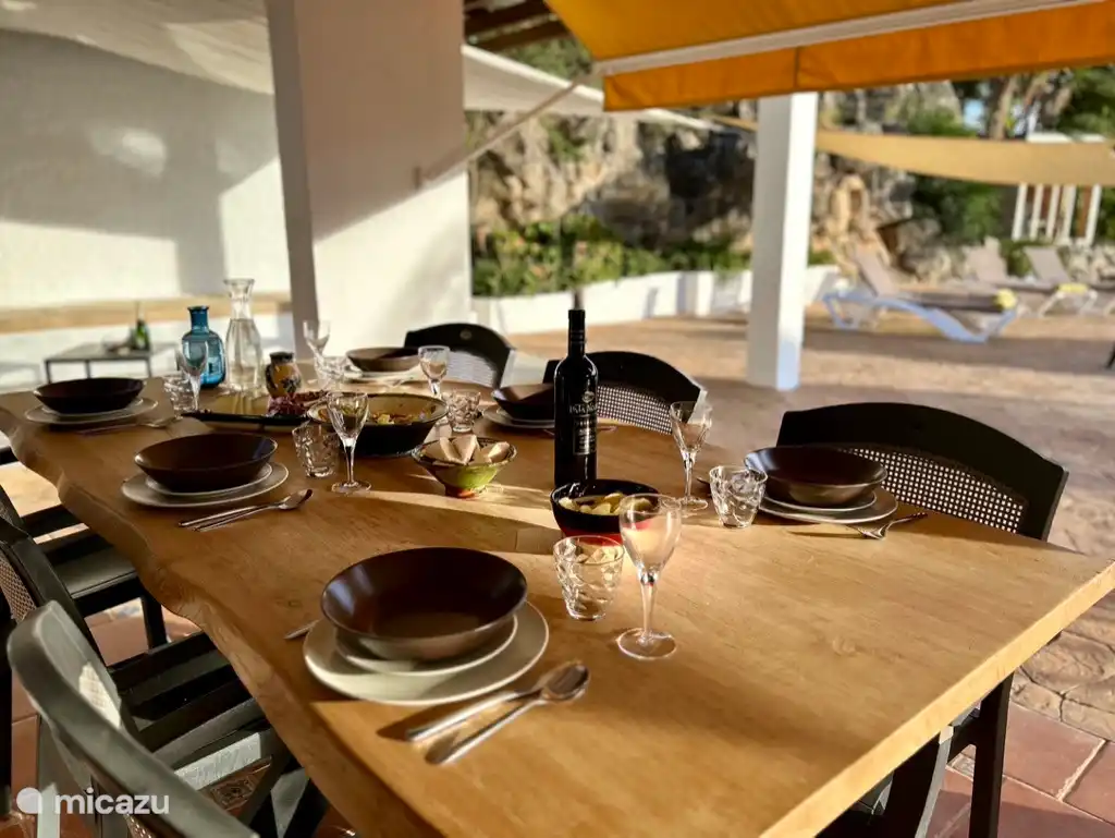 Der rustikale Holztisch lädt Sie mit der schönen Aussicht und der Stille um Sie herum zum Essen ein. 