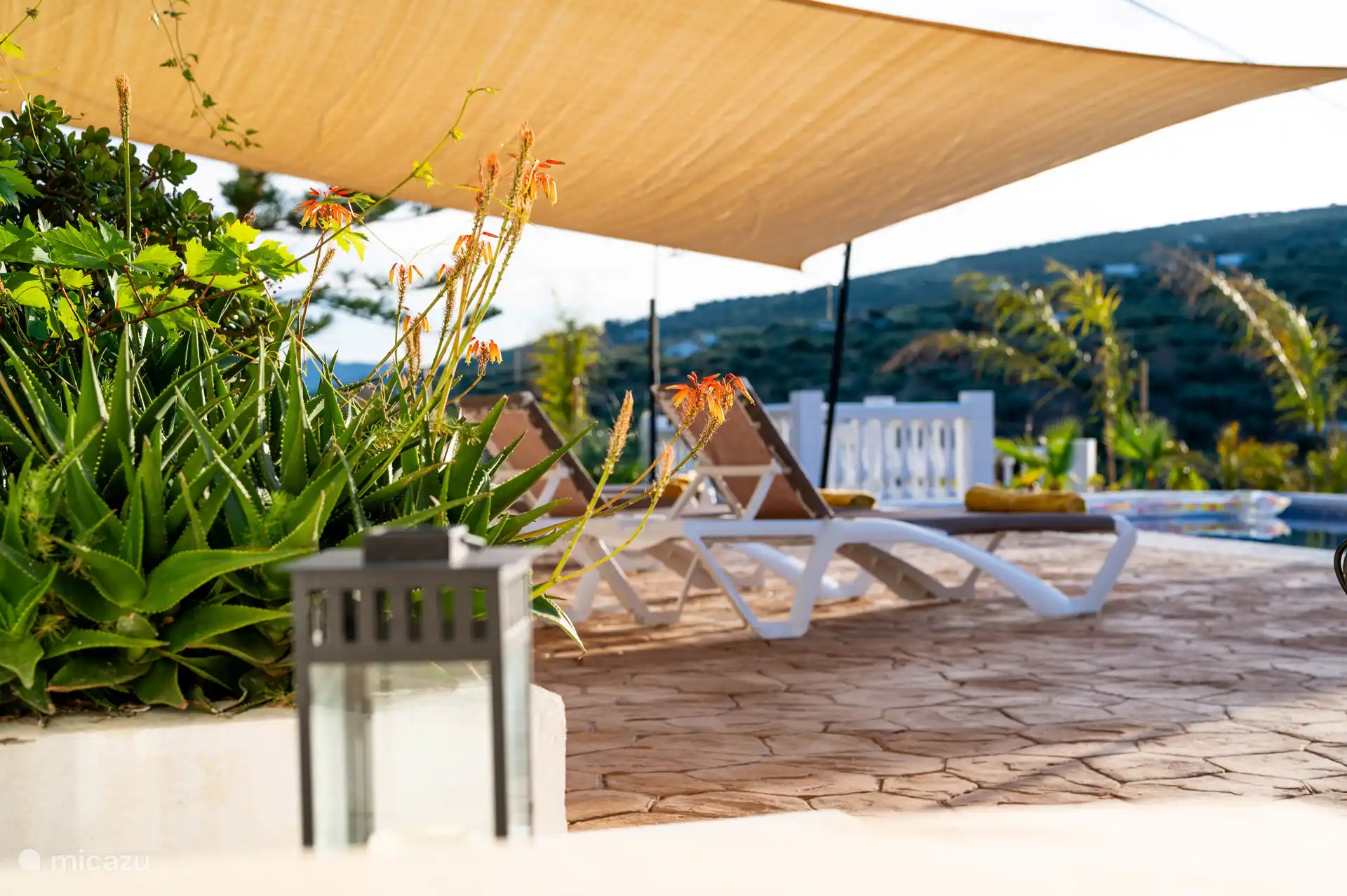 Schwimmbad bei Sonnenuntergang