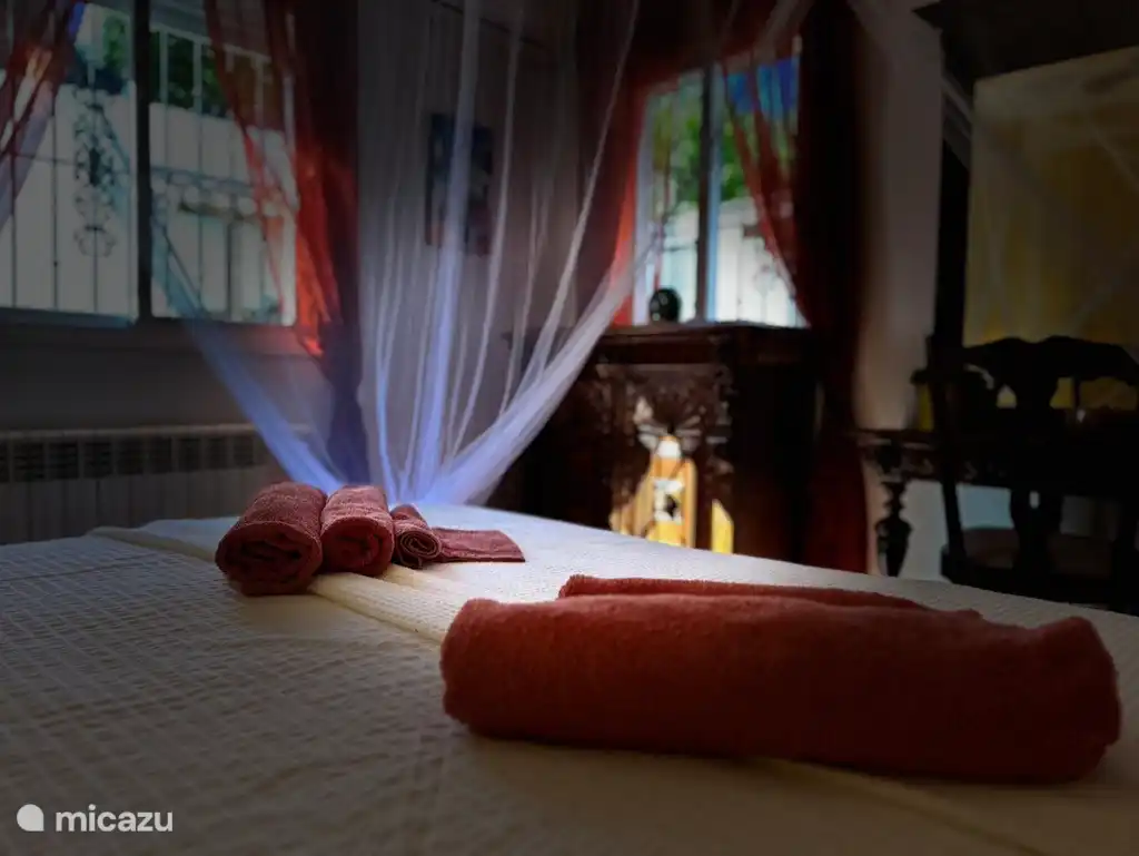 Hauptschlafzimmer mit Blick auf den Garten. 