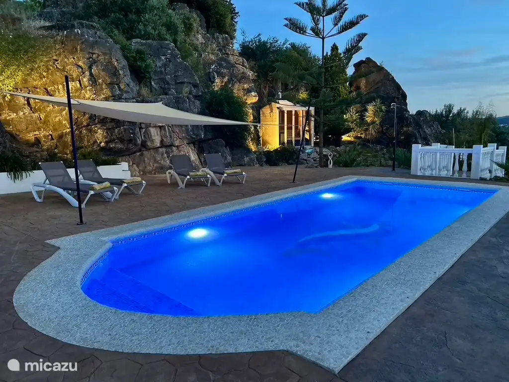 Die beleuchteten Felsen am Abend verleihen eine zusätzliche Dimension. 