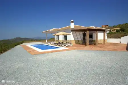 Vakantiehuis Spanje, Andalusië, Canillas De Albaida villa Casa del mar vakantiehuis met groot zwembad