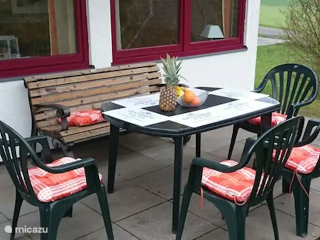 'Sur la montagne' | Allemagne, Hesse, Kirchheim - maison de vacances Terrasse sous le balcon.