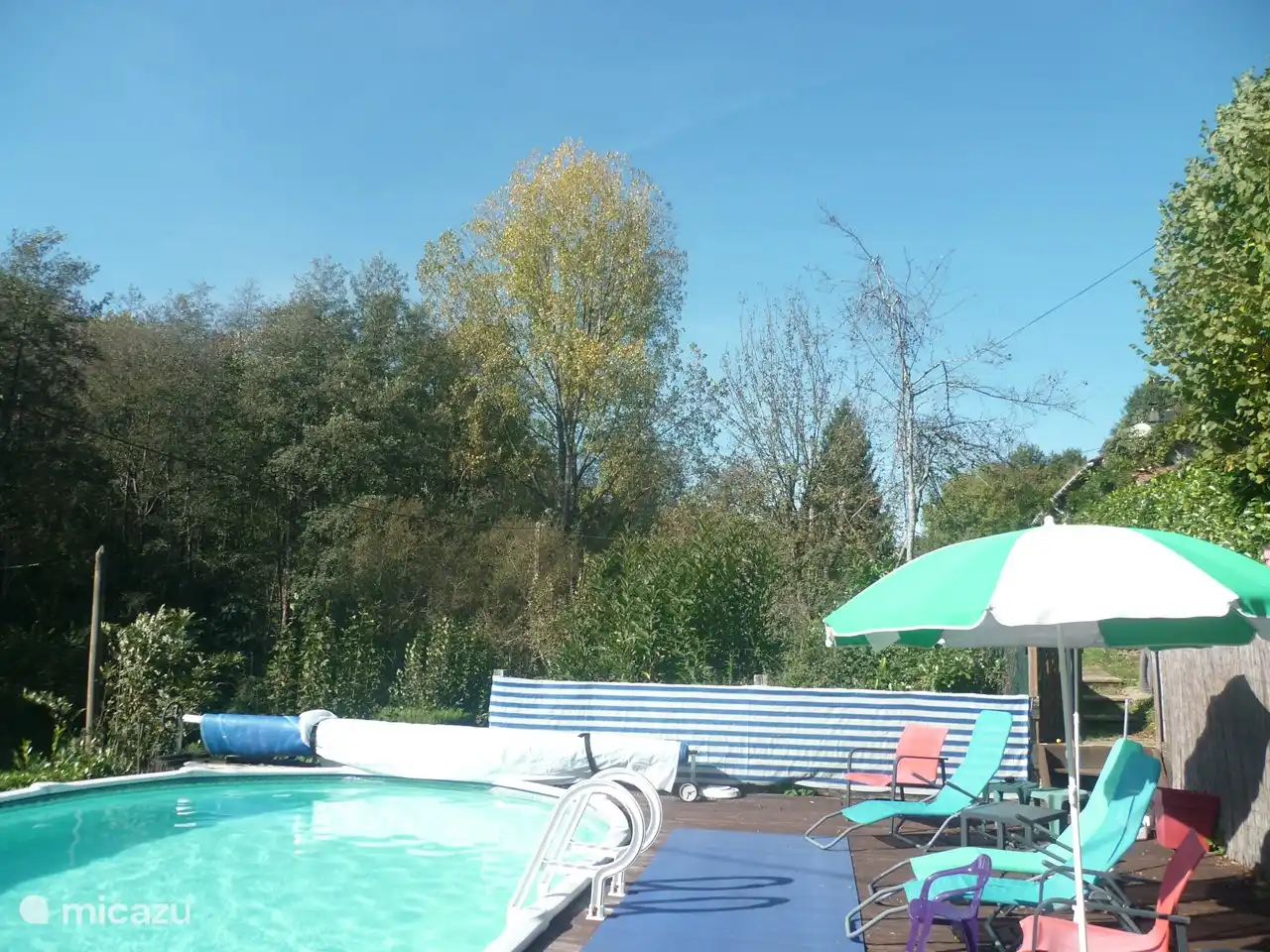 Die geschützte und warme Umgebung des Pools