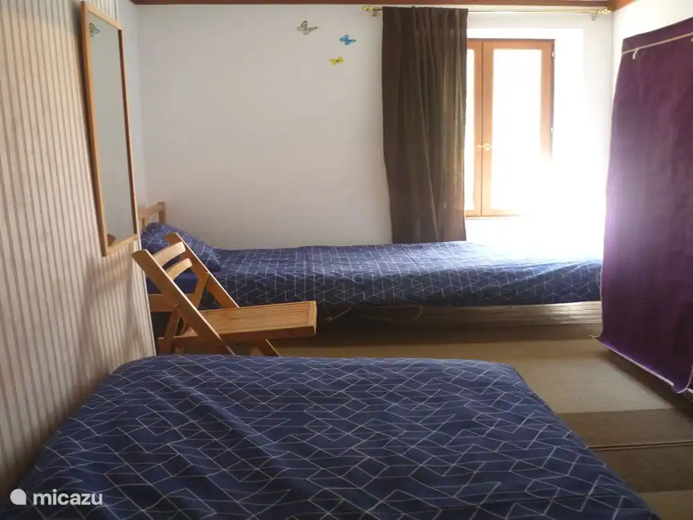 Schlafzimmer mit zwei Einzelbetten - hell und luftig