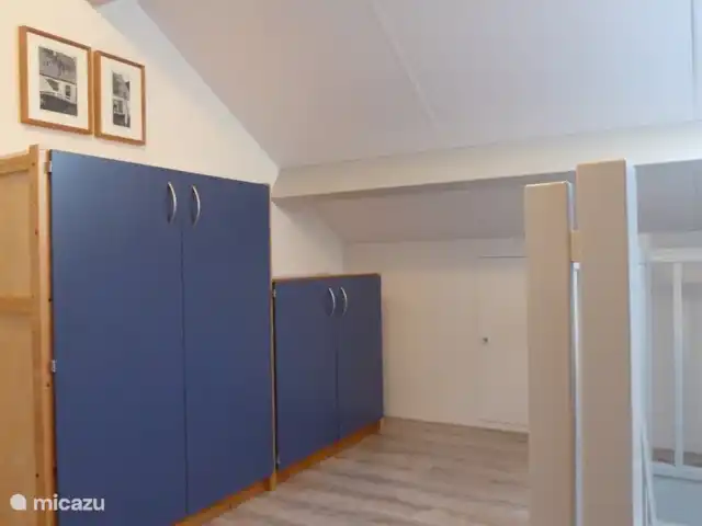 't Juttendel | Pays-Bas, Drenthe, Ruinen - maison de vacances L'armoire sur le palier dispose à la fois d'une penderie et d'une étagère.