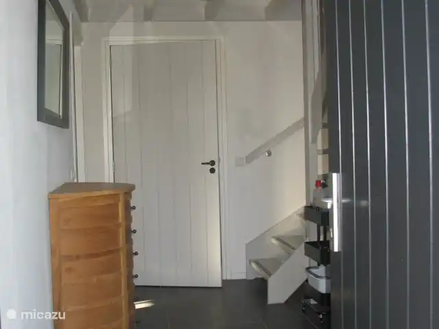 't Juttendel | Pays-Bas, Drenthe, Ruinen - maison de vacances La porte d'entrée avec hall qui donne accès au salon, salle de bain et toilettes.