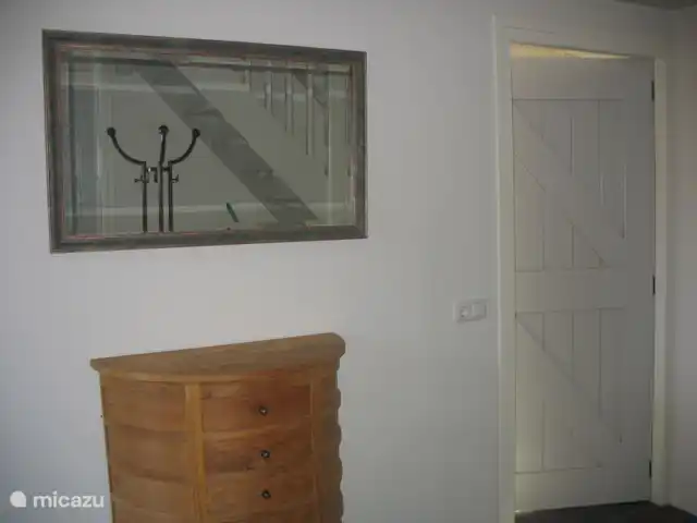 't Juttendel | Pays-Bas, Drenthe, Ruinen - maison de vacances Intérieur de la salle avec miroir, placard et portemanteau.