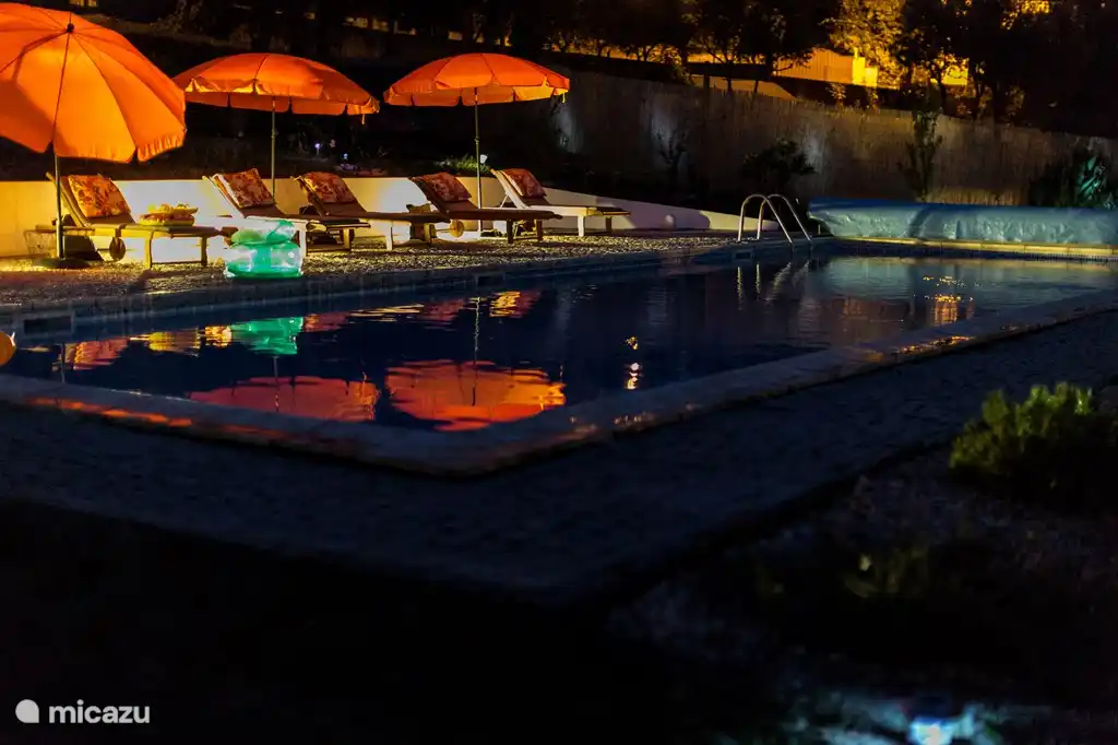 Im großen Pool (14mx15m) können Sie ein erfrischendes Bad nehmen und auf der Terrasse nebenan können Sie sich sonnen. Wir servieren Ihnen gerne einen leckeren kühlen Cocktail von unserer Outdoor-Bar!