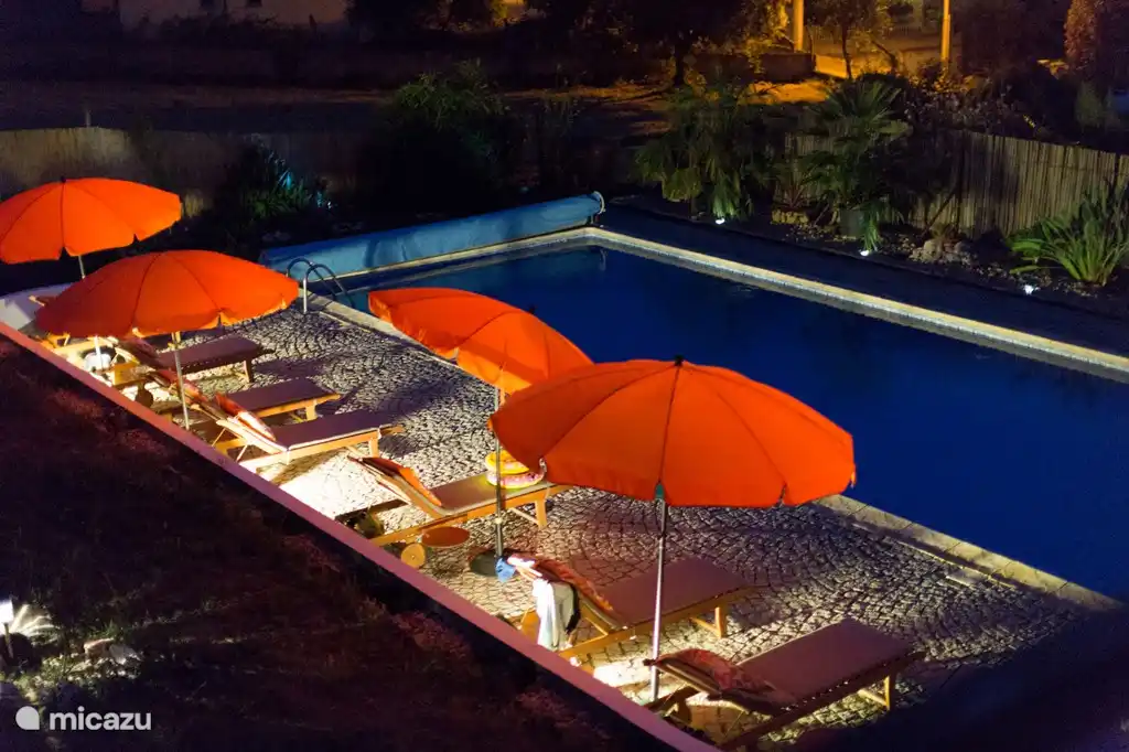 Im großen Pool (14mx15m) können Sie ein erfrischendes Bad nehmen und auf der Terrasse nebenan können Sie sich sonnen.