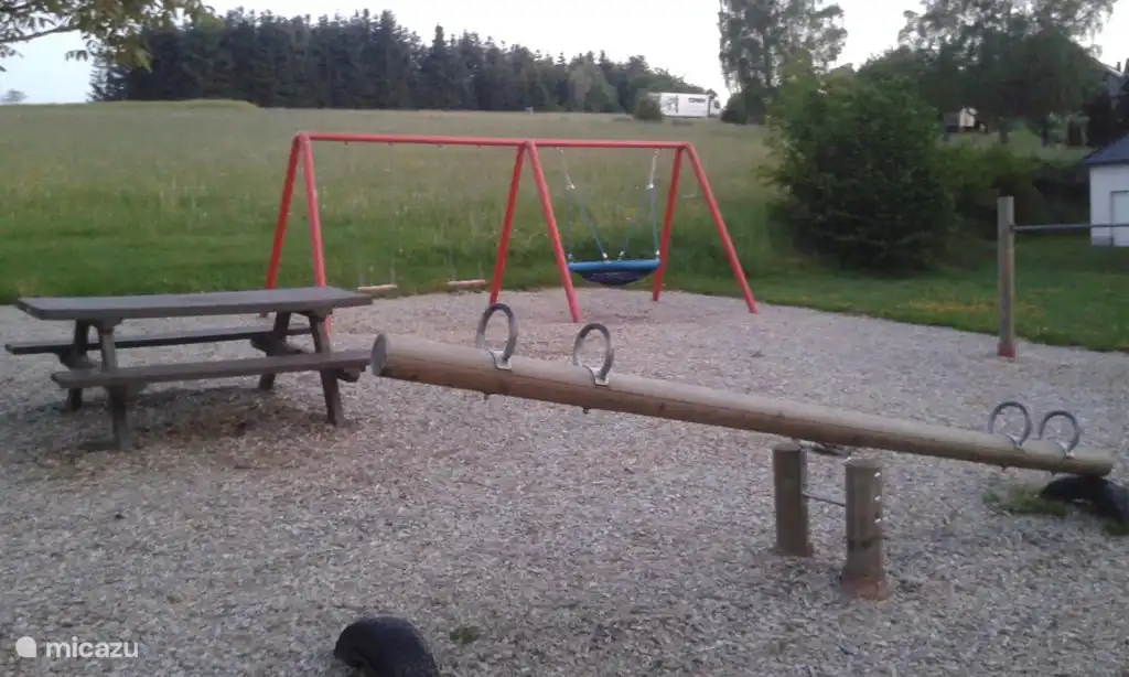 Parque infantil al otro lado de la calle