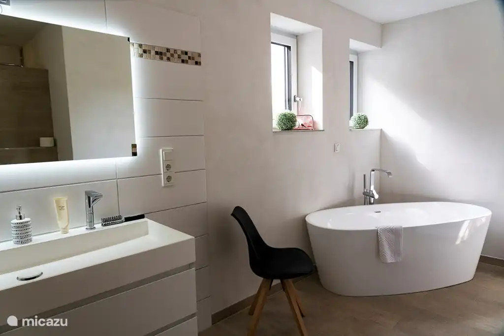 El ba&#241;o grande con ba&#241;era y ducha.