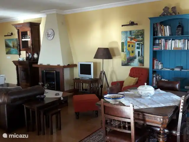Chambre familiale 4 pers Casa Roble B&B | Espagne, Andalousie, Cómpeta - chambres d'hôtes coin salon avec bibliothèque