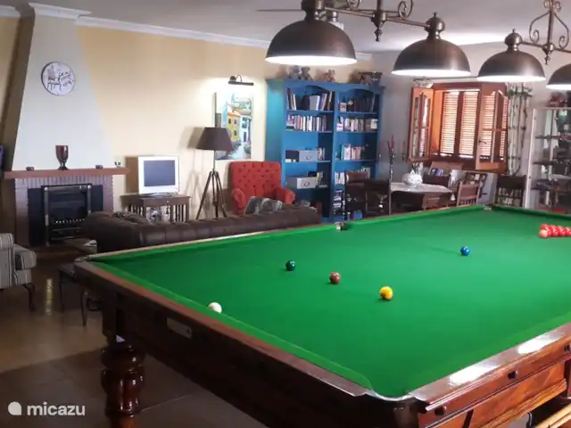 Chambre spacieuse 2 pers dans beau B&B | Espagne, Andalousie, Cómpeta - chambres d'hôtes salle de billard, bibliothèque et coin salon