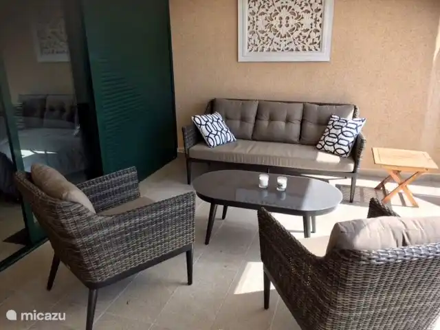 La terrasse a été rénovée début 2020. Voici une vue du coin salon confortable.