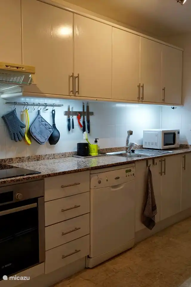 À côté de la cuisine, il y a un débarras avec machine à laver. Une planche et un fer à repasser sont également fournis.